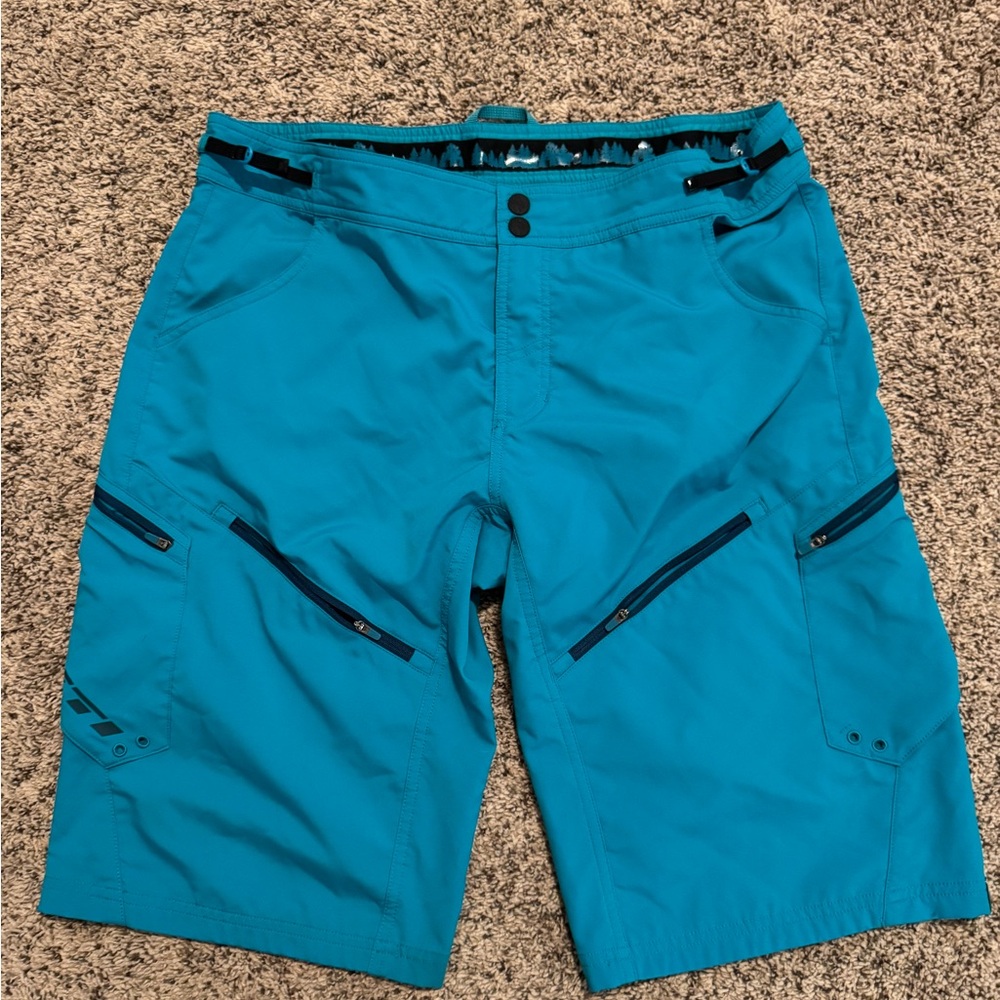 Yeti biking shorts excellent condition.
